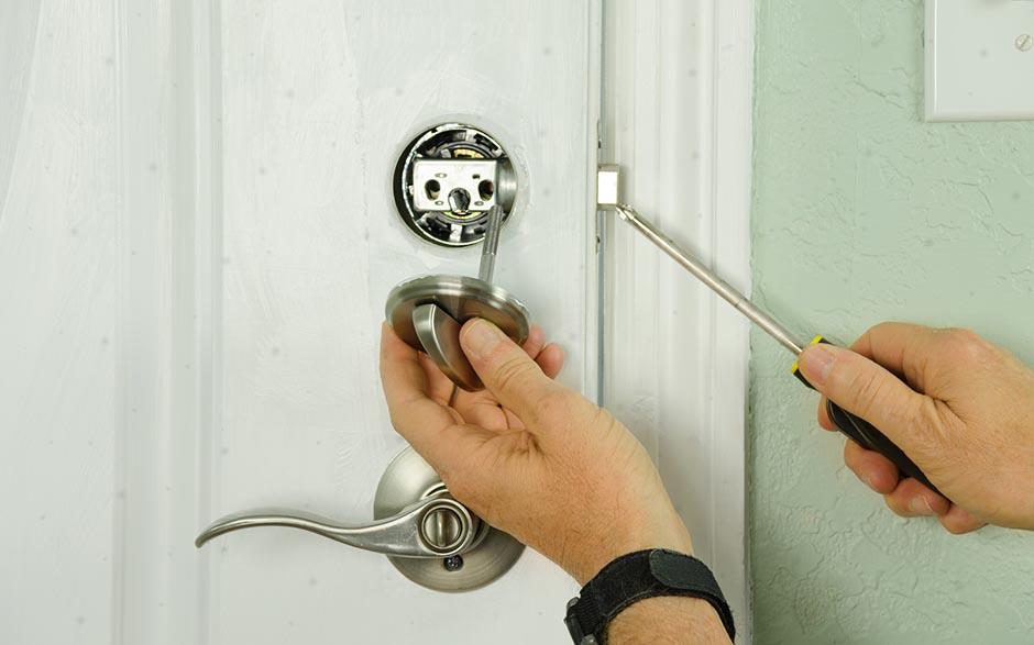 changer serrure porte d'entrée Nemours